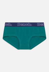 Miękkie bawełniane figi w kolorze teal z granatowym elastycznym paskiem w logo "Bench." Gładka tekstura, standardowy krój bielizny, wzmocnione szwy.