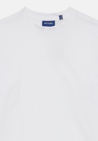 Weißes Rundhals-T-Shirt mit blauem "ONLY & SONS" Markenlabel, das innen am Kragen eingenäht ist.