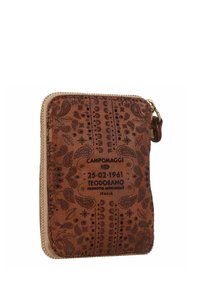 Braune Lederbörse mit geprägten floralen und Paisley-Mustern, Reißverschluss und goldfarbenen Beschlägen; enthält Marken- und Produktionsdetails.
