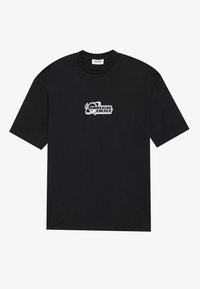 Camiseta negra de manga corta hecha de algodón, con un diseño gráfico de texto blanco en el frente. Cuello redondo básico y corte relajado.