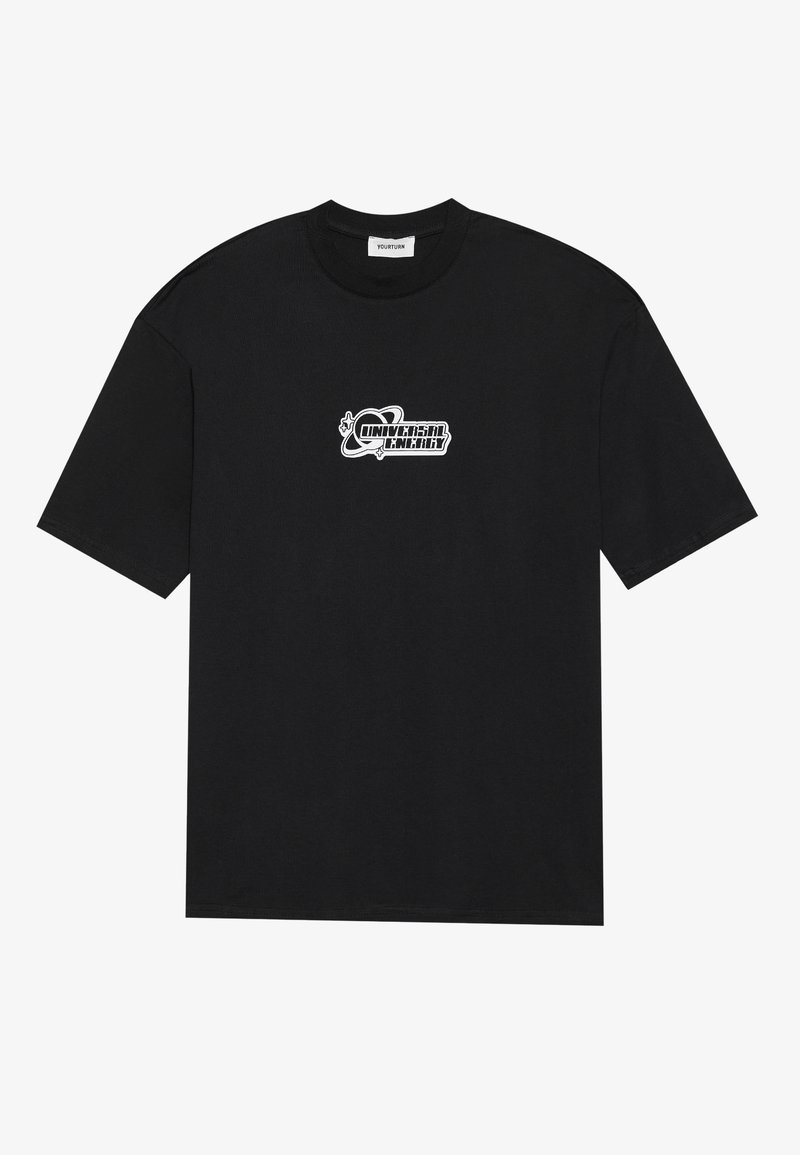 Camiseta negra de manga corta hecha de algodón, con un diseño gráfico de texto blanco en el frente. Cuello redondo básico y corte relajado.