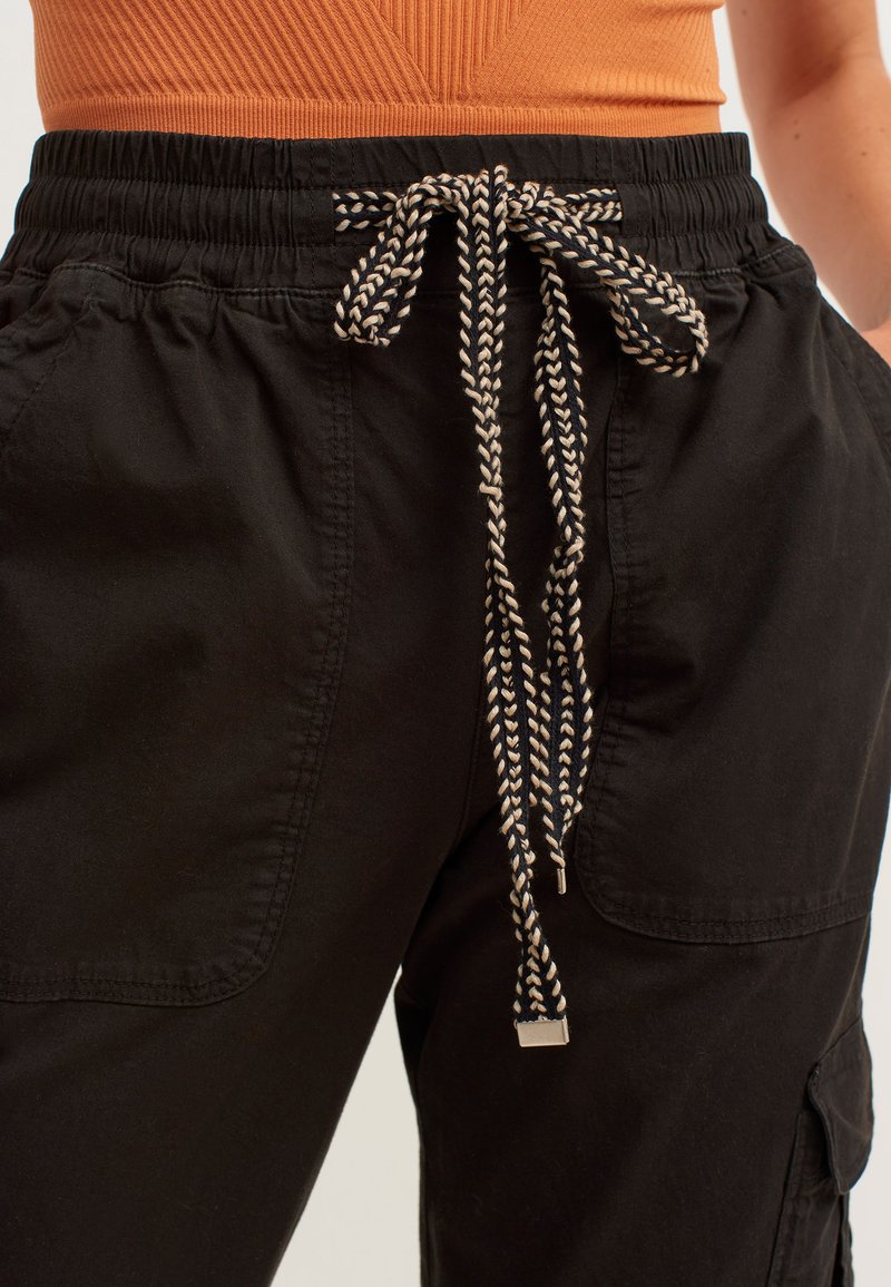 Damen Chinos | OXXO MIT ENGEN BEINABSCHLÜSSEN Cargohose black/schwarz - WM95657 Damen Chinos | OXXO MIT ENGEN BEINABSCHLÜSSEN Cargohose black/schwarz - WM95657