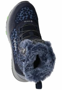 Bota de invierno azul marino con cuello forrado de pelo, parte superior estampada, sistema de lazado seguro y suela texturizada con acentos verdes.