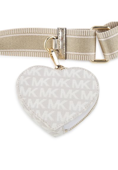 Portafoglio a forma di cuore in tessuto grigio chiaro con motivo del logo ripetuto. Chiusura a zip dorata e hardware coordinato. Attaccato a una tracolla regolabile beige.