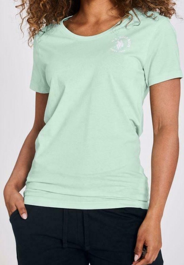 Mintgrön kortärmad t-shirt med rund halsringning, mjukt bomullsmaterial och en subtil logotypdesign på bröstområdet.