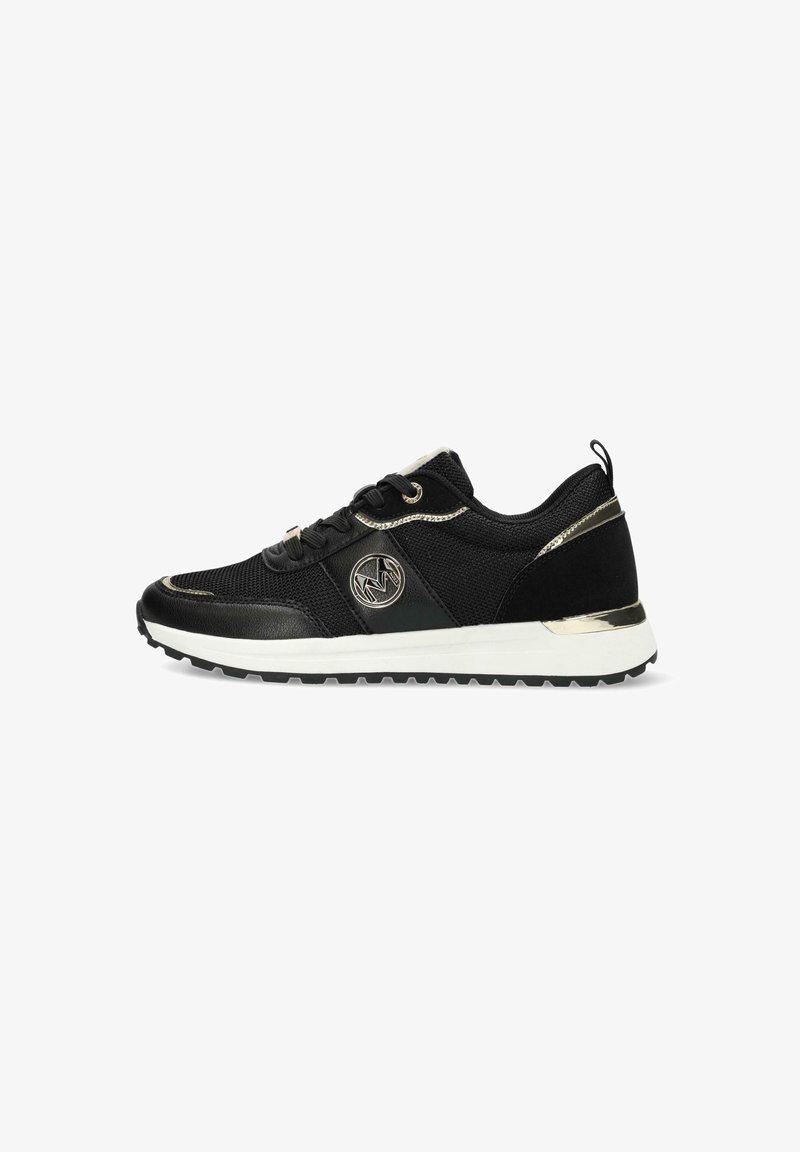 Zwarte sportschoenen met een gestructureerde mesh bovenkant, gouden accenten, een logo aan de zijkant en een witte zool met een patroon.