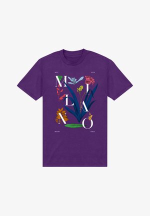Fialové bavlněné tričko s květinovým designem a nápisem "MILANO," doplněné barevnými květinami a zelenými listy.