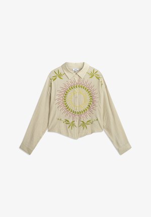 Beige verkürzte Bluse mit langen Ärmeln und spitzem Kragen; mit kreisförmigen Stickereien von Sonne und Blatt in Grün und Pink auf der Vorderseite.
