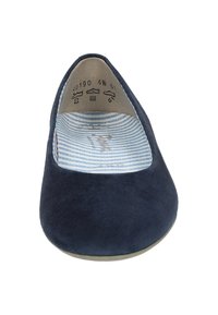 Scarpa a ballerina in suede blu navy con punta arrotondata, tomaia testurizzata e fodera interna a righe. Presenta un tacco leggero e un design minimalista.