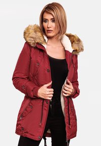 Geacă parka roșie cu glugă din blană sintetică, închidere cu fermoar și nasturi, căptușeală din fleece și manșete elastice; dispune de buzunare laterale și tiv ajustabil.