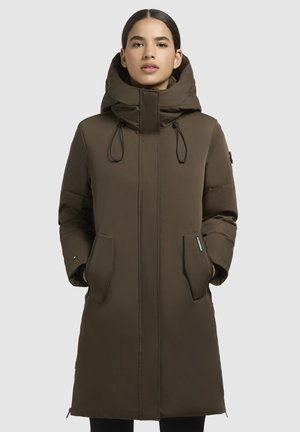 Parka marrón acolchada con cuello alto y capucha desmontable, que presenta cordones de ajuste, dos bolsillos frontales y un detalle de cremallera en un lado.