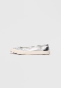 Silberne metallische flache Schuhe mit runder Spitze, beiger Gummisohle und einem kleinen Schleifendetail an der Vorderseite. Glatte Textur und minimalistisches Design.