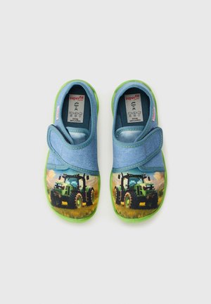 Een paar blauwe kinderschoenen met groene zolen, voorzien van groene tractorprints en klittenbandsluitingen, gelabeld met details over de katoenen voering.