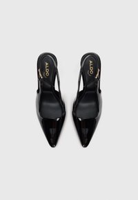 Cizme cu toc slingback din piele lacuită neagră, cu vârf ascuțit, textură netedă și accent de cataramă auriu pe toc. Brending ALDO în interior.