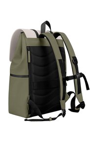 Rucksack mit einem grünen Körper und glatter Oberfläche, gepolstertem schwarzen Rücken, verstellbaren Riemen, seitlichem Reißverschlussfach und einer weißen Oberklappe.