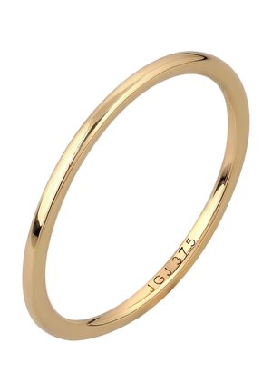 Dünner polierter goldener Ehering mit der eingravierten Innenseite "JGJ 375" vor weißem Hintergrund.