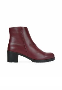Botines de piel burdeos con punta redondeada, tacón negro de altura media y textura suave. Presentan una costura lateral como detalle de diseño.