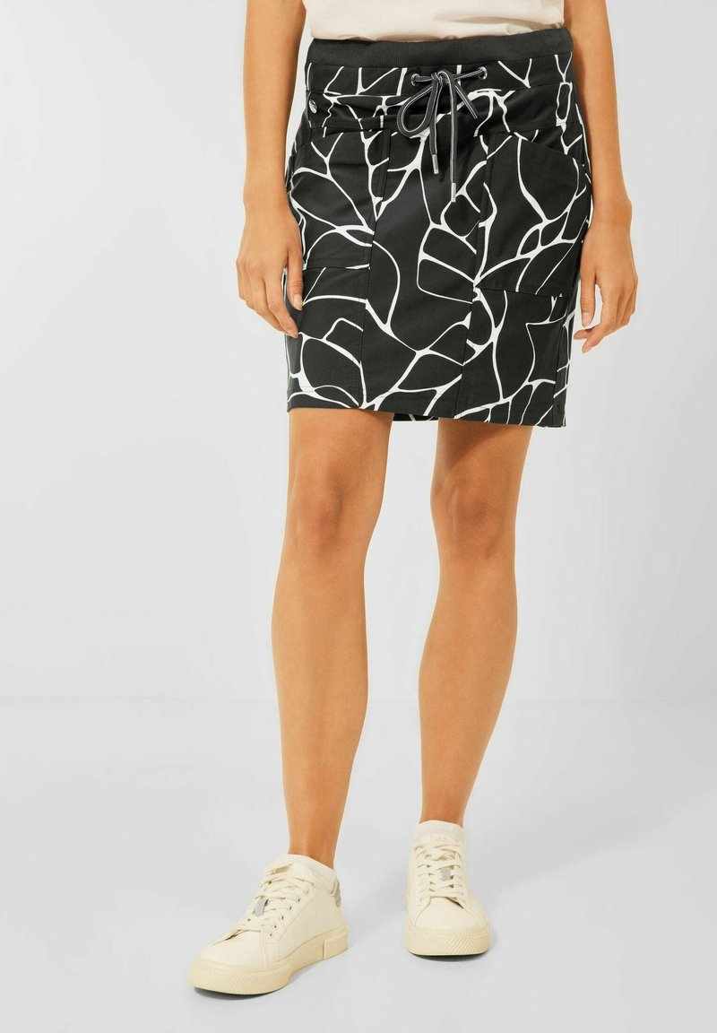 Černá sukně s bílým abstraktním vzorem, stahovací pas a kapsy. Vyrobená z lehké tkaniny s pohodlným střihem.