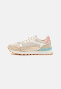 Sneaker beige e crema con elementi in suede, pelle e tessuto liscio. Accenti azzurri e rosa sul tallone e sui lati, suola testurizzata.