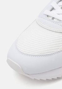 EA7 Emporio Armani UNISEX - Joggesko - triple white/silver