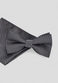 Zestaw muchy i chusteczki do kieszeni w ciemnoniebieskim materiale, z geometrycznym wzorem w jasnoróżowym kolorze. Gładka tekstura, klasyczny design.