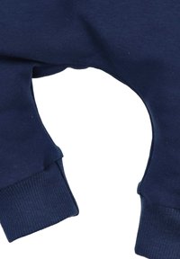 Marineblaue Baumwollpullover mit gerippten Bündchen und abgerundetem Ausschnitt. Glatte Textur mit weichem Finish für hohen Tragekomfort.