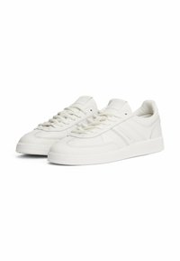 Weiße Sneaker aus glattem Leder. Merkmale sind eine abgerundete Zehenpartie, flache Schnürsenkel, gestickte Akzente und eine strukturierte Gummisohle. Logo auf der Zunge und der Seite.