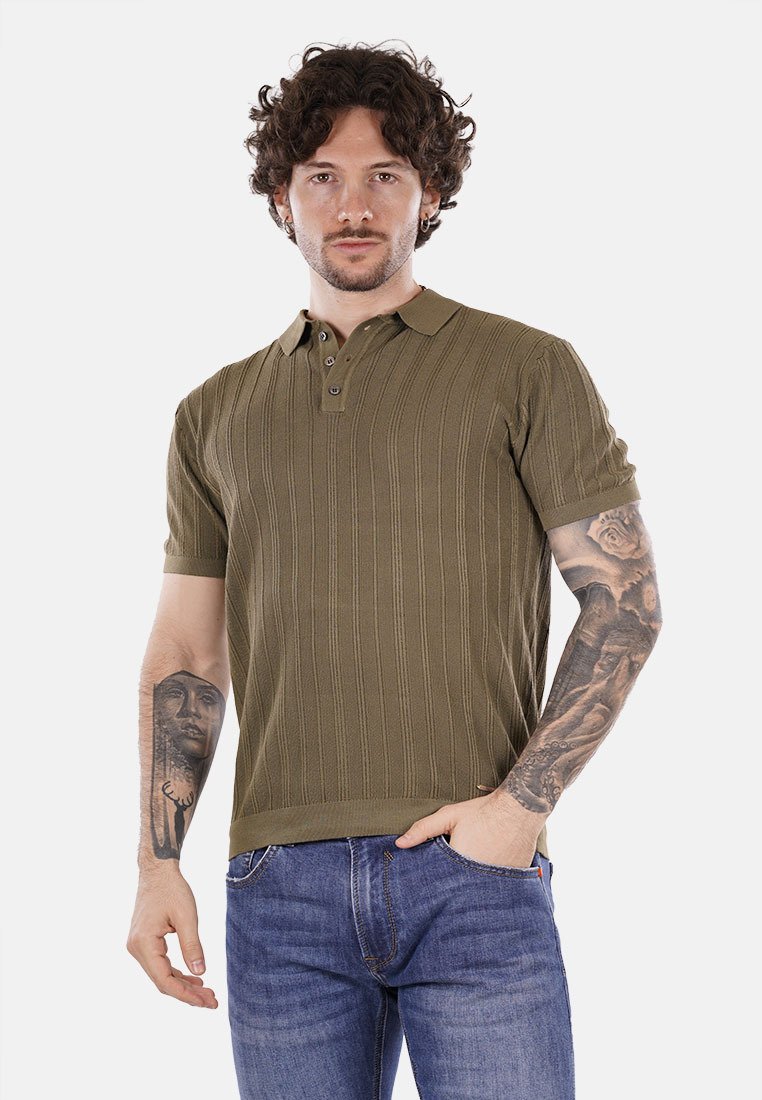 Polo shirt verde oliva a maniche corte con texture a coste, apertura a tre bottoni e colletto a contrasto, indossato con jeans blu.