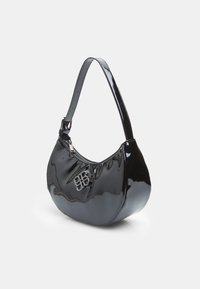 Petit sac à bandoulière en cuir verni noir avec fermeture éclair argentée et détail logo en métal sur le devant, forme incurvée et bandoulière réglable.