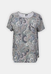 Camisa de manga corta en tejido suave y ligero con un estampado de paisley en tonos verdes, marino y rosa; escote redondo, corte relajado.