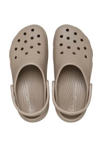 Sandali Crocs beige realizzati in materiale leggero, con un design perforato, un sotto-piede testurizzato e una resistente fascia posteriore regolabile.