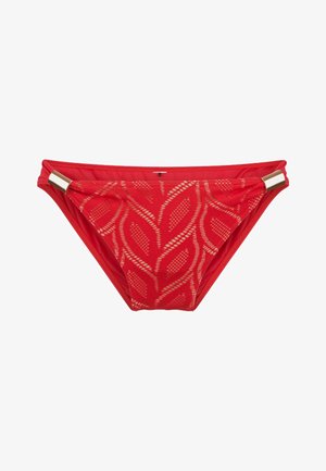 Rode bikinitop met een bladerenpatroon, voorzien van een mesh-textuur en gouden hardwareaccenten aan de zijkant voor extra detail.