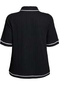 Czarna koszula o fakturze z prążkowanym wzorem, krótkie rękawy oraz białe obszycie wzdłuż kołnierza i linii dolnej. Kołnierz z patką.