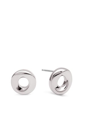 Paire de boucles d'oreilles clou circulaires en argent avec un centre creux et une finition lisse et polie sur fond blanc.