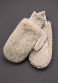 Beżowe rękawiczki z sztucznego futerka z prążkowanym ściągaczem. Gładka podszewka wewnętrzna; pluszowa powierzchnia z miękką fakturą i zaokrąglonym kształtem.