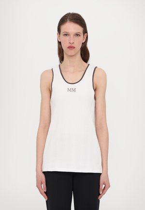 Hvit ribbet tanktop med rund hals, med mørkegrå kanter og brodert "MM" logo på brystet. Stoffet ser glatt ut.