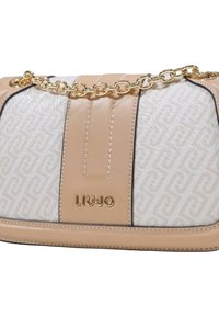 Taske i tan og hvid med tekstureret finish, med en guld kæderem, syningsdetaljer og præget logo på forsiden.