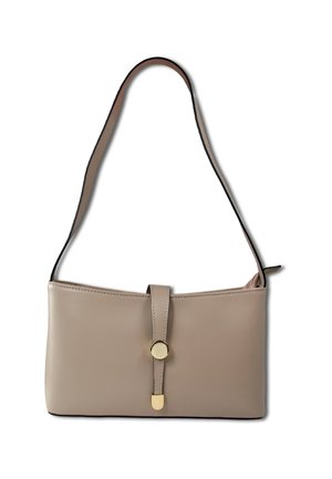 Sac à main en cuir beige avec un design plat, une longue bandoulière réglable et un détail de fermeture circulaire en or à l'avant. Texture lisse sur l'ensemble.