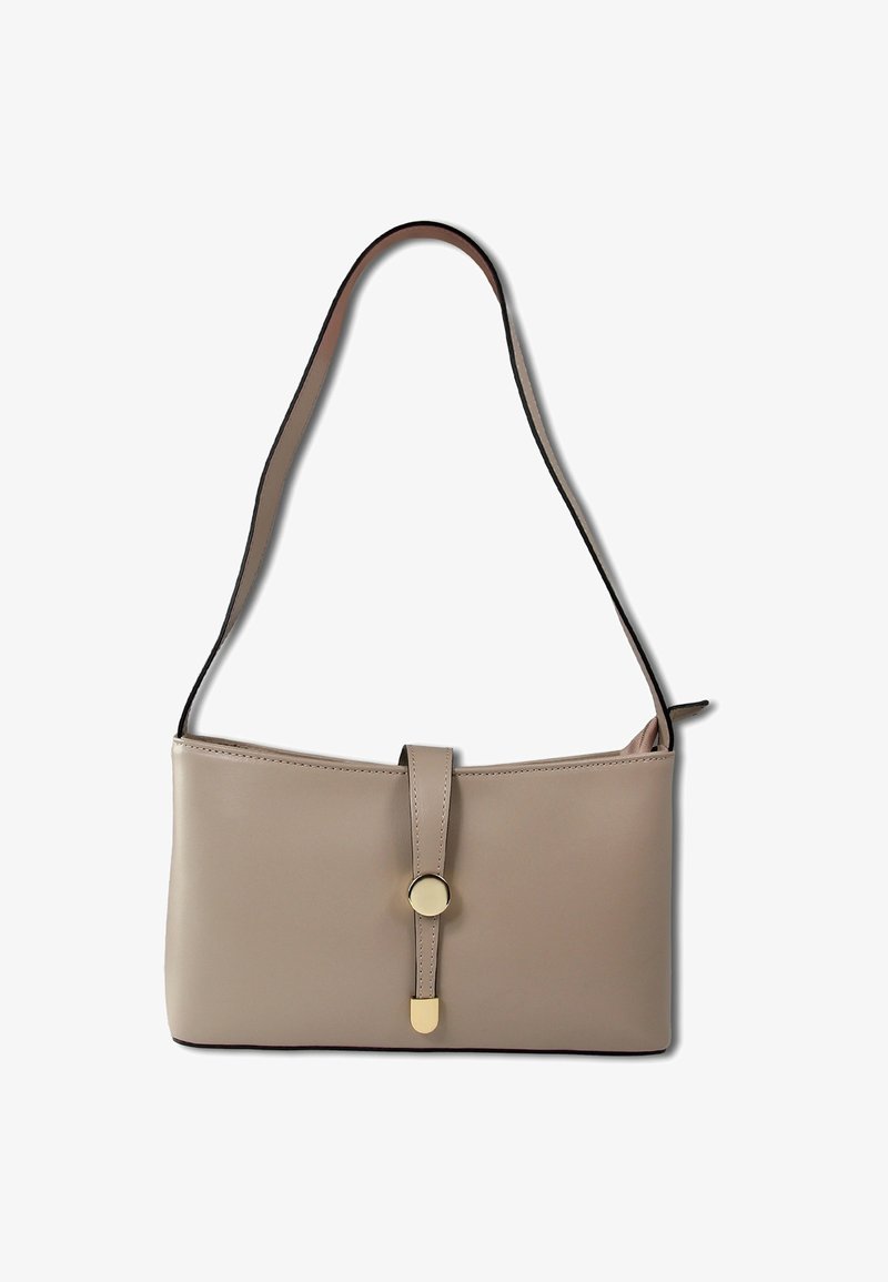 Beige leren handtas met een plat ontwerp, lange verstelbare schouderband en een gouden cirkelvormige sluiting aan de voorkant. Gladde textuur overal.