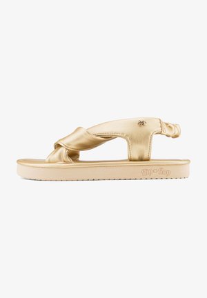 Goldfarbene Flip-Flop-Sandale aus Kunstleder mit gedrehtem Riemendesign, gepolstertem Fußbett und strukturiertem Gummilaufsohle. Markenname auf der Seite eingeprägt.