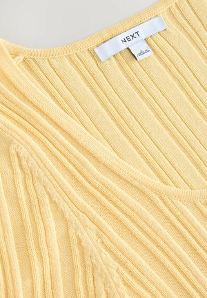 Pull en maille côtelée jaune clair avec un décolleté en V et une étiquette indiquant "NEXT". La texture est douce et présente des rayures verticales.