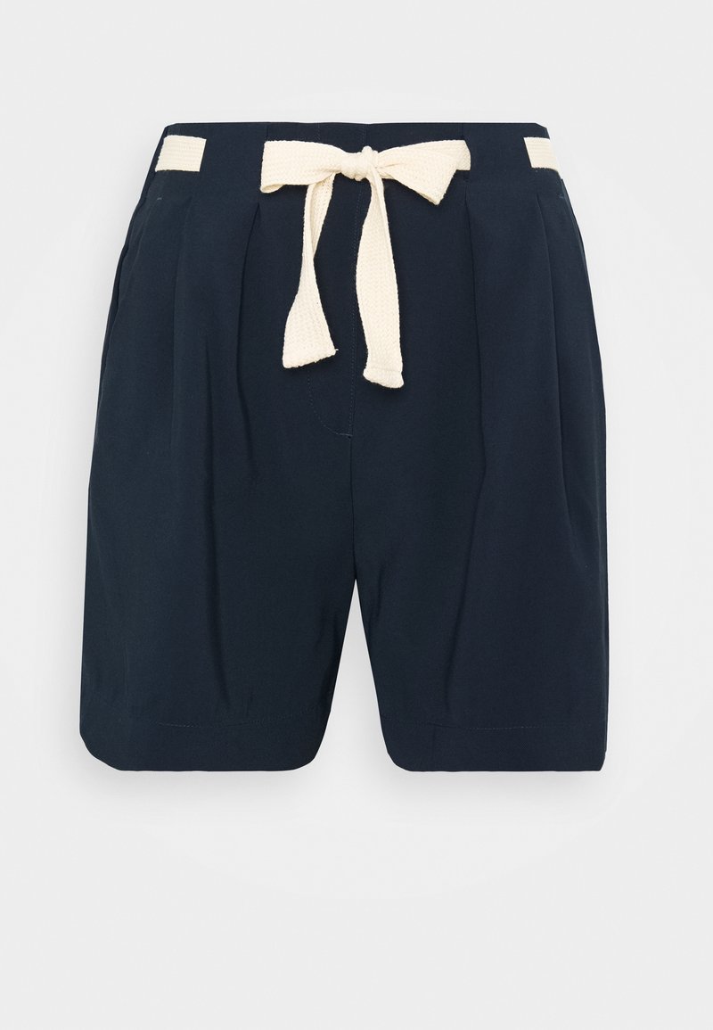 Marina blå shorts i lättviktsmaterial, med ett texturerat beige slipsbälte, veckad framdel och sidofickor.