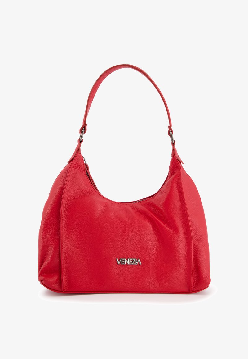 Rote Leder-Schultertasche mit strukturierter Oberfläche, geschwungener Form und silbernem "VENEZIA"-Logo auf der Vorderseite. Verfügt über einen einzelnen Trageriemen.