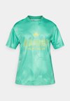 HOUSE OF TIRO NATIONS PACK  - Print T-shirt - semi court green/white/multi-coloured