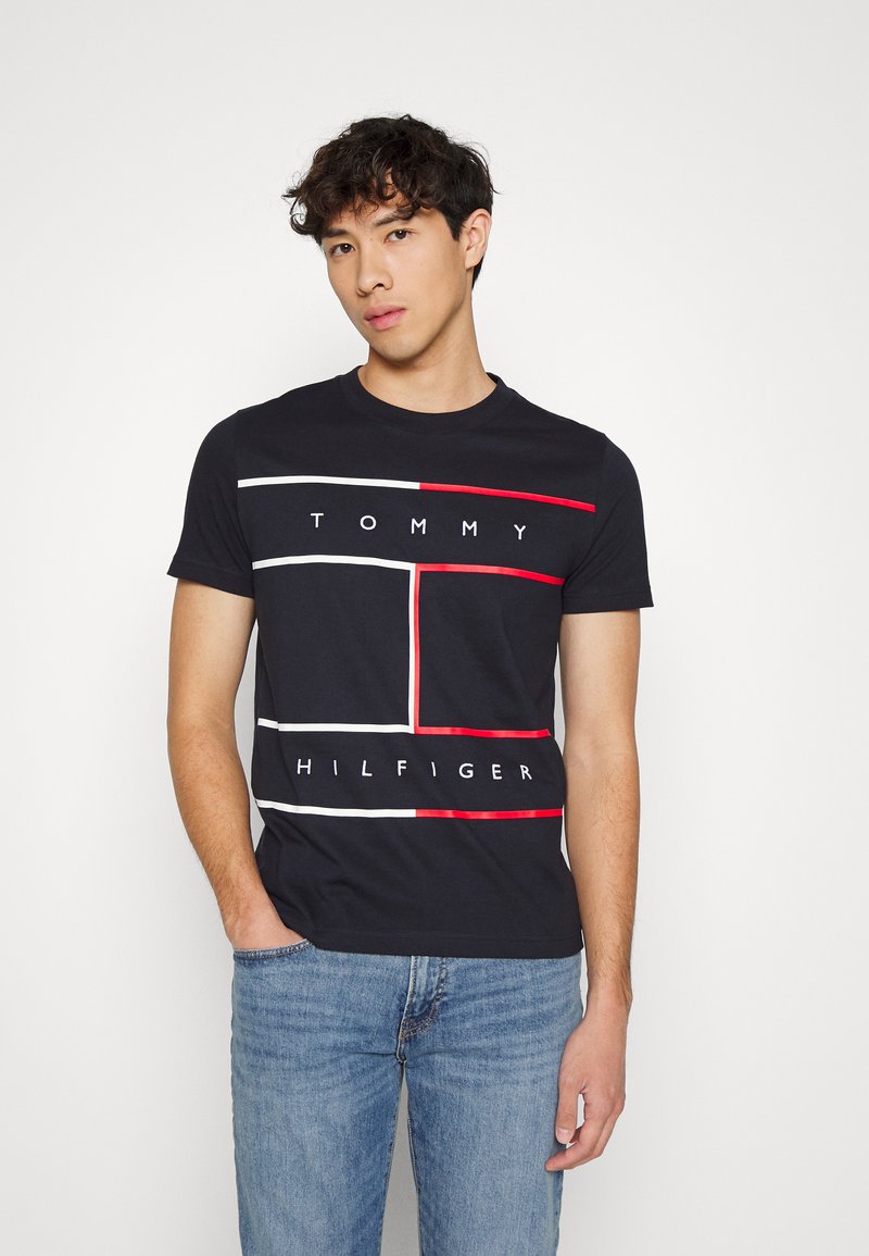 Tommy Hilfiger LARGE FLAG TEE - T-shirt estampada - desert sky