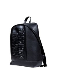Mochila de cuero negro con el logotipo grabado "ARMANI EXCHANGE" en el frente, con forma redondeada, correas ajustables y superficie texturizada.