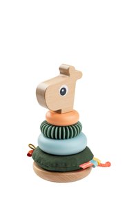 Træ-giraffehoved oven på stak af ringe i varierende farver (grøn, blå, orange), med en stofbund i grøn og et rødt mærke.