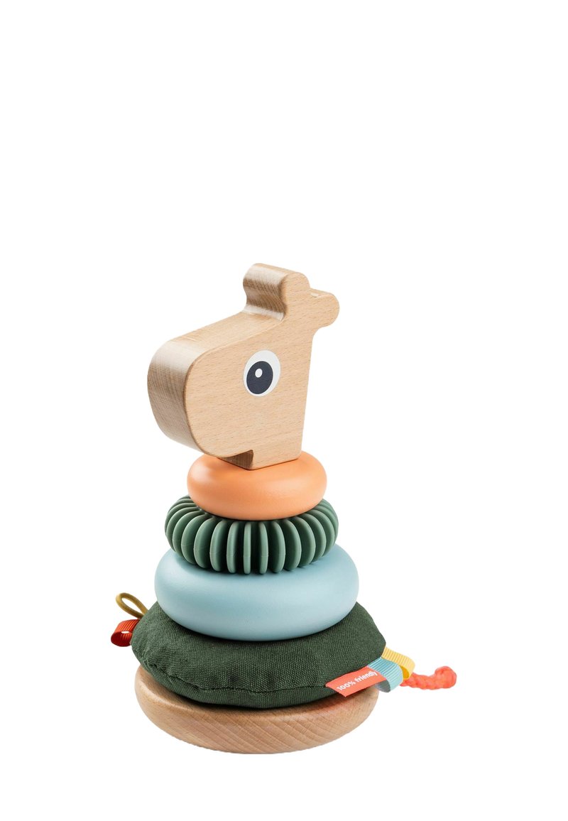 Træ-giraffehoved oven på stak af ringe i varierende farver (grøn, blå, orange), med en stofbund i grøn og et rødt mærke.