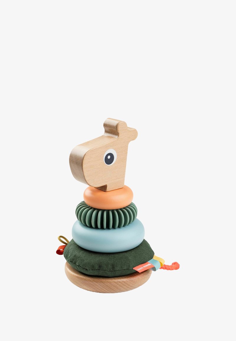 Træ-giraffehoved oven på stak af ringe i varierende farver (grøn, blå, orange), med en stofbund i grøn og et rødt mærke.