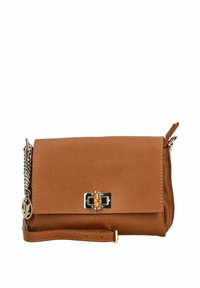 Borsa a tracolla in pelle marrone con patta, hardware dorato, superficie testurizzata e tracolla a catena. Presenta una chiusura a pressione e un charm con logo.